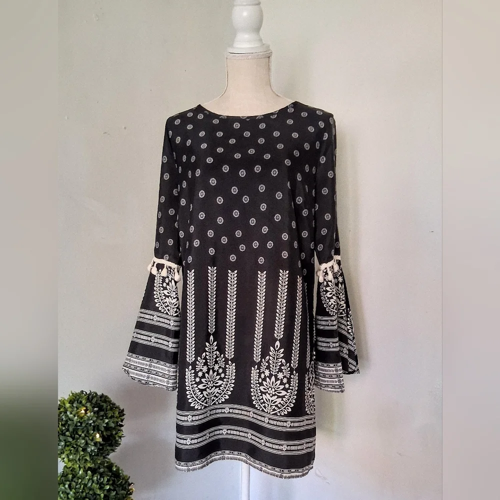 Black & White Blouse - Pom Pom Banded Sleeves - Open Sleeves - Large - Picture 3 of 8